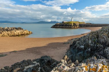 Ynys Llanddwyn, Anglesey doğusunda