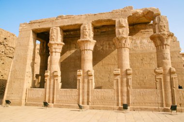 Edfu, Mısır, yıkık sütunlar