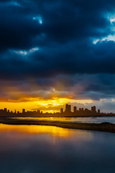 City Skyline al amanecer o al atardecer con agua en primer plano —  Fotos de Stock