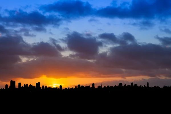 Ciudad Skyline al amanecer — Foto de Stock