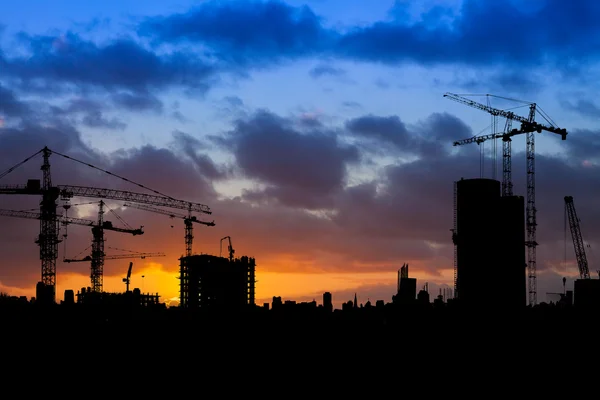 Yapı sitesi siluet vinç batımında ile 