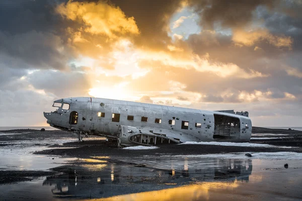 İzlandaca plajda çöktü Dc3