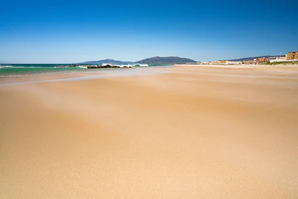 Szélfútta Tarifa Beach, Spanyolország — Stock Fotó
