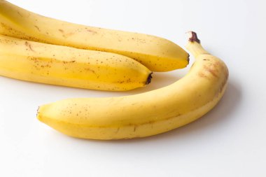 beyaz zemin üzerine sarı olgun muz.