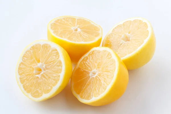 Citron halveras. Fyra citron halvor ligga sida vid sida. — Stockfoto