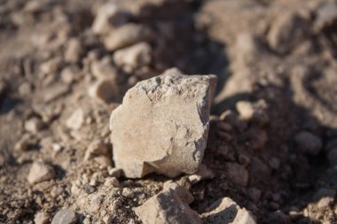 Taş yere bir parçası.