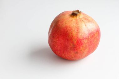 Beyaz arkaplanda kırmızı nar izole edildi