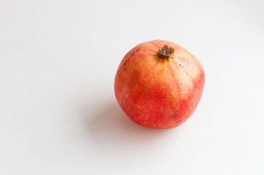 Beyaz arkaplanda kırmızı nar izole edildi