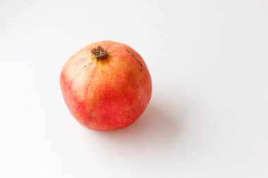 Beyaz arkaplanda kırmızı nar izole edildi