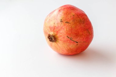 Beyaz arkaplanda kırmızı nar izole edildi