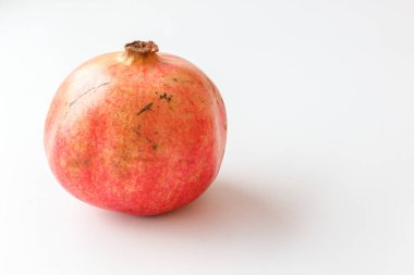 Beyaz arkaplanda kırmızı nar izole edildi