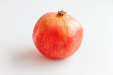 Beyaz arkaplanda kırmızı nar izole edildi