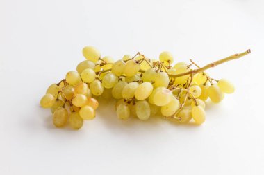 Beyaz arkaplanda izole edilmiş bir grup yeşil üzüm