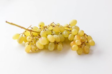 Beyaz arkaplanda izole edilmiş bir grup yeşil üzüm