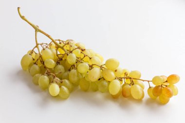 Beyaz arkaplanda izole edilmiş bir grup yeşil üzüm