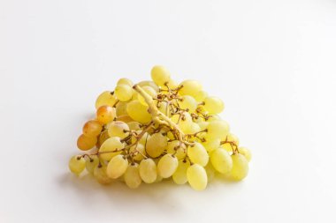Beyaz arkaplanda izole edilmiş bir grup yeşil üzüm