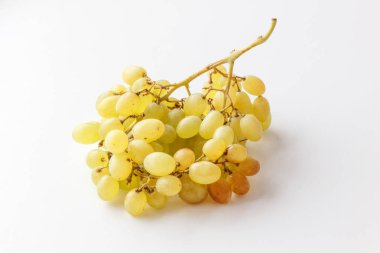 Beyaz arkaplanda izole edilmiş bir grup yeşil üzüm