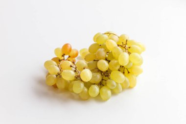 Beyaz arkaplanda izole edilmiş bir grup yeşil üzüm