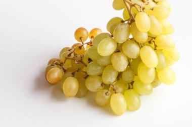 Beyaz arkaplanda izole edilmiş bir grup yeşil üzüm