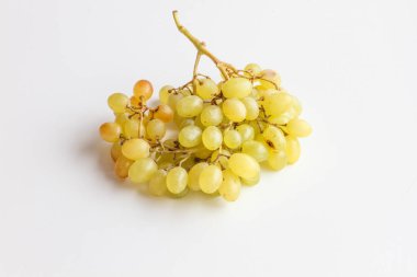 Beyaz arkaplanda izole edilmiş bir grup yeşil üzüm