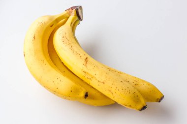 beyaz zemin üzerine sarı olgun muz.