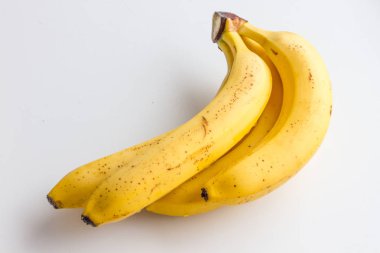 Beyaz arka plan üzerinde izole muz. Beyaz arka plan üzerinde dört muz.