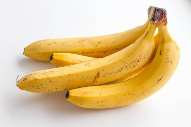 Beyaz arka plan üzerinde izole muz. Beyaz arka plan üzerinde dört muz.