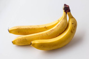 beyaz zemin üzerine sarı olgun muz.