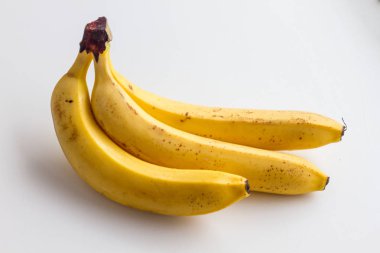 Beyaz arka plan üzerinde izole muz. Beyaz zemin üzerinde üç muz.