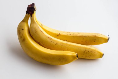 Beyaz arka plan üzerinde izole muz. Beyaz zemin üzerinde üç muz.