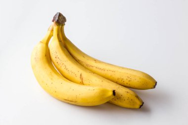 beyaz zemin üzerine sarı olgun muz.