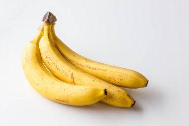 beyaz zemin üzerine sarı olgun muz.