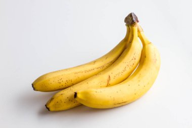 Beyaz arka plan üzerinde izole muz. Beyaz zemin üzerinde üç muz.