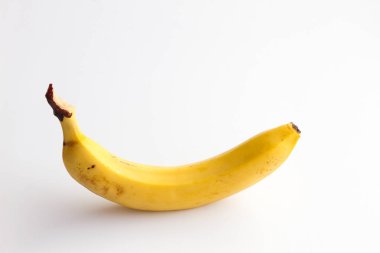 Beyaz arka plan üzerinde izole muz. Beyaz zemin üzerinde bir muz.