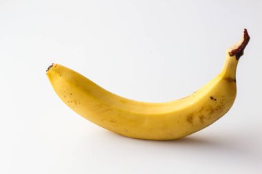 beyaz zemin üzerine sarı olgun muz.