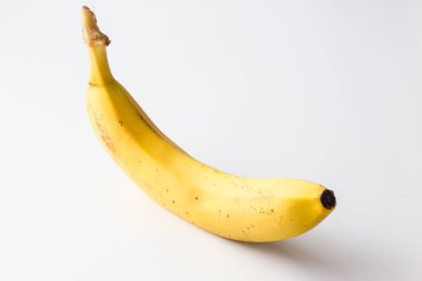 beyaz zemin üzerine sarı olgun muz.