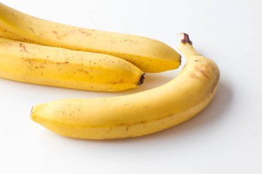 beyaz zemin üzerine sarı olgun muz.