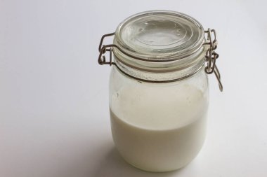 Süt beyaz arka plan üzerinde izole Cam Kavanoz.