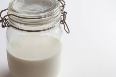 Süt beyaz arka plan üzerinde izole Cam Kavanoz.