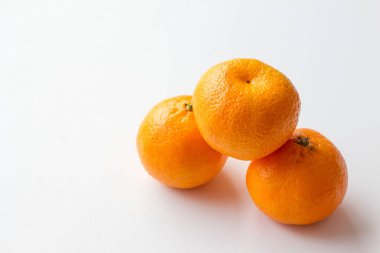 Mandarin beyaz arkaplanda izole edildi.