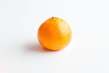 Beyaz arka plan üzerinde izole mandarin. Olgun mandalina biri.