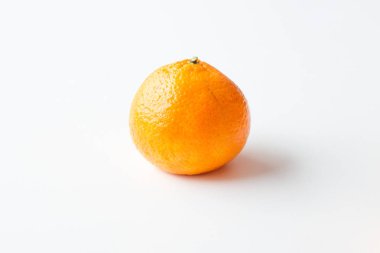 Mandarin beyaz arkaplanda izole edildi.