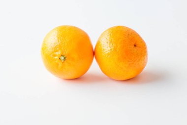 Mandarin beyaz arkaplanda izole edildi.