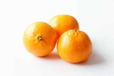 Mandarin beyaz arkaplanda izole edildi.