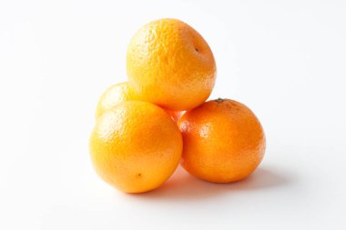 Mandarin beyaz arkaplanda izole edildi.