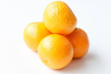 Mandarin beyaz arkaplanda izole edildi.