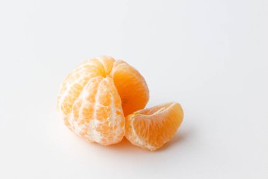 Mandarin beyaz arkaplanda izole edildi.
