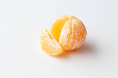Mandarin beyaz arkaplanda izole edildi.