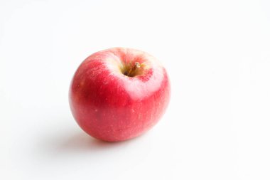 Beyaz arkaplanda kırmızı elma