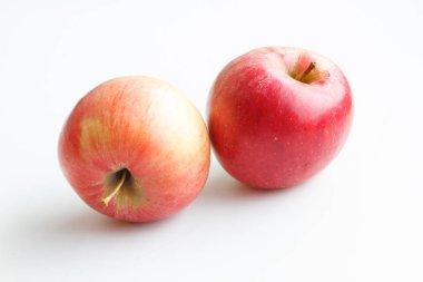twee rode appel op witte achtergrondbeyaz zemin üzerine iki kırmızı elma